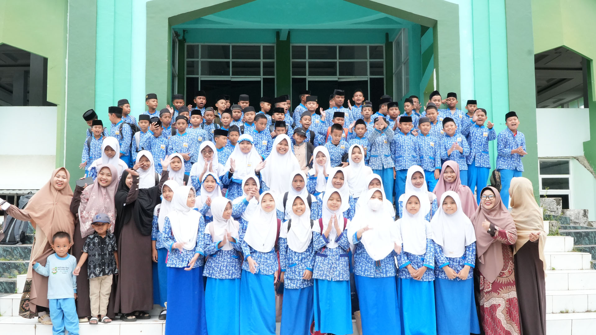 Generasi berkarakter, berakhlak mulia, dan unggul dalam Prestasi